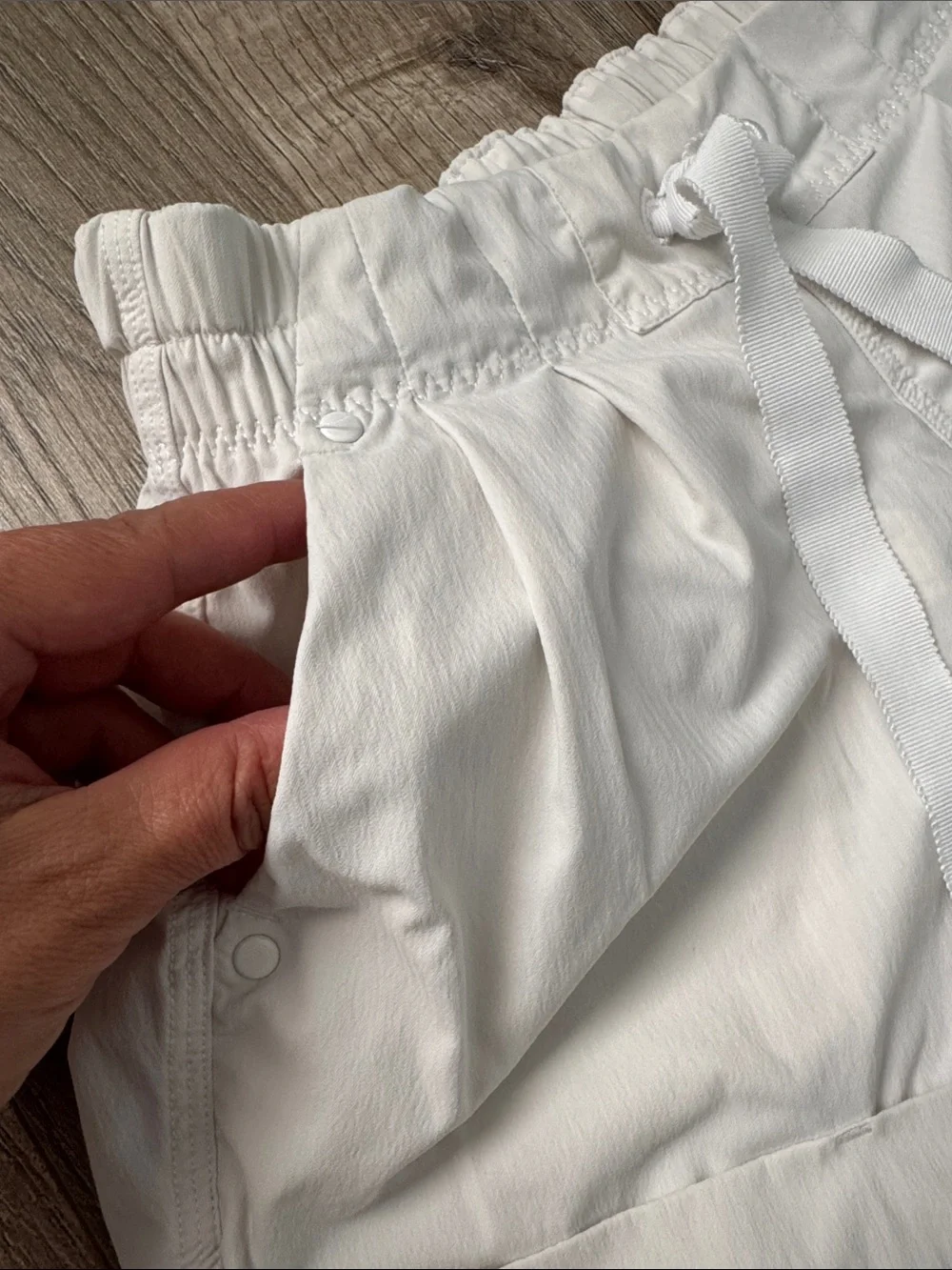 Lululemon White Women’s Athletic Shorts Size 2